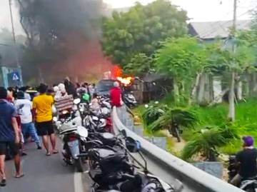 Kebakaran Mobil Mewah di Ketapang Sampang Akibatkan Kemacetan