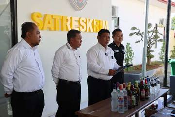 Polisi Amankan Ratusan Miras dari Losmen dan Toko di Pamekasan