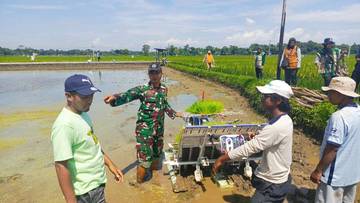 Pendampingan Pengunaan Rice Transpanter di Socah Bangkalan