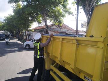 Truk Pengangkut Material Wajib Gunakan Terpal