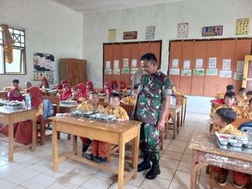 TNI Kawal Distribusi 2.503 Porsi MBG di Bangkalan