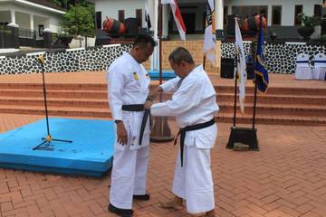 Danlanal Batuporon Terima Sabuk Hitam Kehormatan dari INKAI