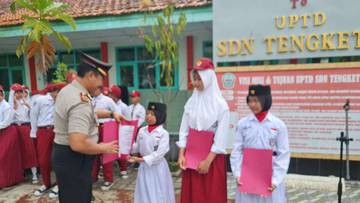 Kembalikan Ponsel Temuan, Siswi SD Bangkalan Dapat Apresiasi