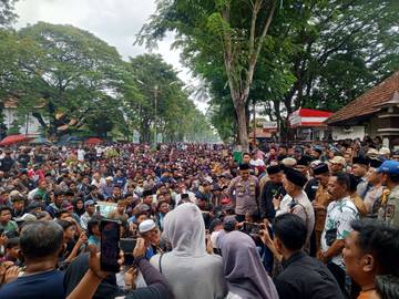 Ribuan Petani dan Buruh Pabrik Rokok Unjuk Rasa di Kantor Pemkab Pamekasan