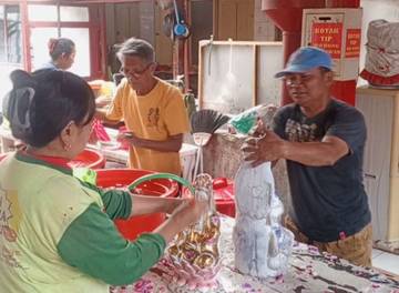 Tradisi Bersih-bersih Vihara Jelang Imlek di Pamekasan 