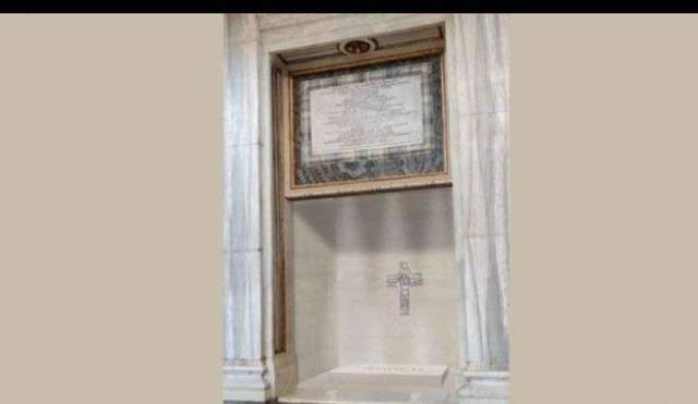 Penampakan Makam paus Fransiskus ,Terbuat dari Marmer Asal Liguria , Tanah Leluhurnya di Italia