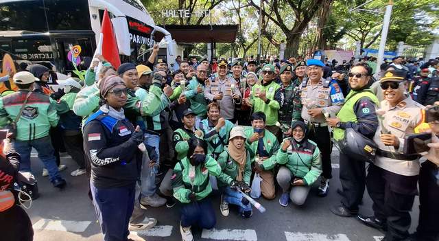 Komunitas Ojol Bagikan Mawar Untuk Polri Dan TNI