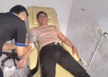 Bhabinkamtibmas Lermatang Donorkan Darah Demi Kemanusiaan