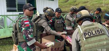 Polri dan TNI Gelar Baksos Bagi Warga Kiwirok