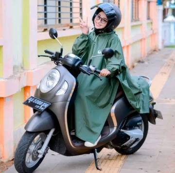 Penjual Jas Hujan  Kebanjiran Rrezeki di Musim Penghujan