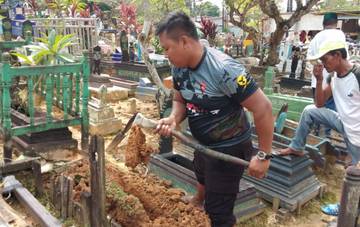 Bripka Joko Hadi, Polisi Penggali Kubur Gratis