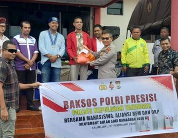 Bagikan Bansos, Kapolres Tanimbar Ajak Warga Jaga Kamtibmas