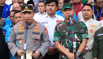 Kapolri dan Panglima TNI Bagikan 161.411 Paket Bansos