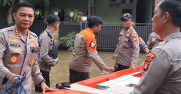 Polri Salurkan Bantuan Bagi Warga Terdampak Banjir