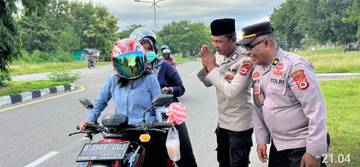 Polres Kepulauan Tanimbar Bersama Bhayangkari Bagi Takjil