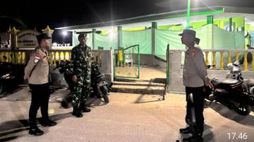 Polsek Tanut Bersinergi dengan TNI Amankan Sholat Tarawih