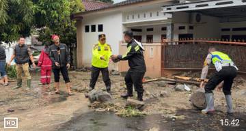 Korps Sabhara Terjunkan Watergen Bantu Warga Terdampak Banjir