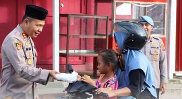 Kapolres Kepulauan Tanimbar Bersama PJU Bagi-Bagi Takjil