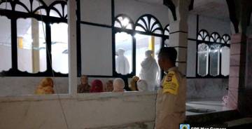 Bhabinkamtibmas Karatat Amankan Sholat Tarawih