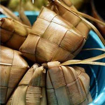Tips mengisi ketupat agar empuk