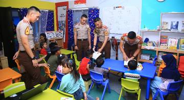 Taruna Akpol Ajarkan Calistung Hingga Memotivasi Anak Jalanan