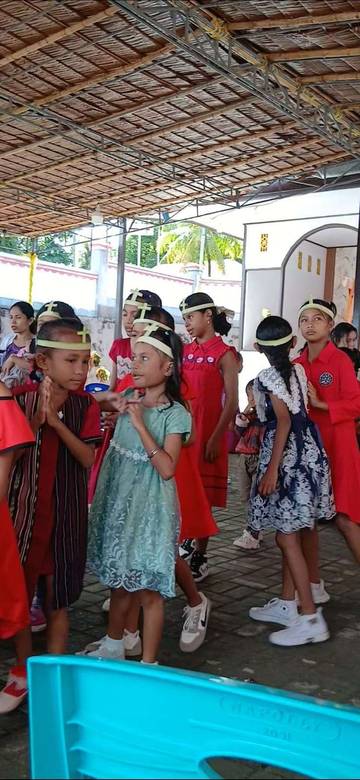  Para Pembina sekami merangkai daun palma sebagai Mahkota untuk anak sekami