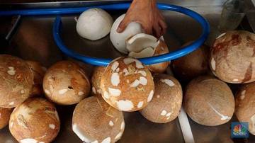 Harga Kelapa Parut di pasar Saumlaki melonjak naik membuat pembeli pusing