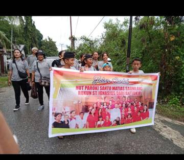 Paroki St. Mathias Saumlaki gelar jalan sehat bersama umat menyongsong HUT Pelindung paroki.