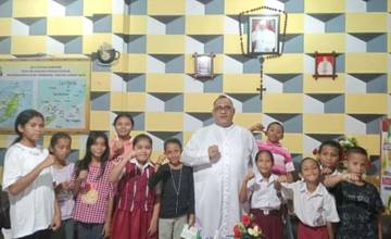 Pastor dan Anak-Anak Hebat di Pelataran Misa