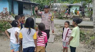 Cuaca Ekstrim, Bhabinkamtibmas Kabiarat Sambangi Anak-Anak