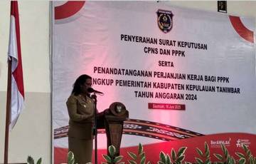 Wakil Bupati Tanimbar Menyerahkan SK CPNS dan PPPK2024 