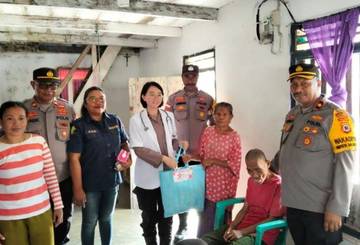  Kompol Wilhemus B Minanlarat Pimpin Penyaluran Bansos untukDisabilitas