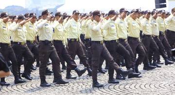 Satpam Dan Potmas Ikut Devile Hari Bhayangkara Ke-79