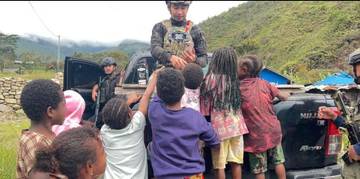 Personel Ops Damai Cartenz Sambangi Anak-Anak 