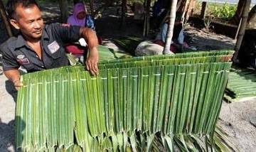Masyarakat Tanimbar Jaga  kerajinan Anyaman Atap Sagu