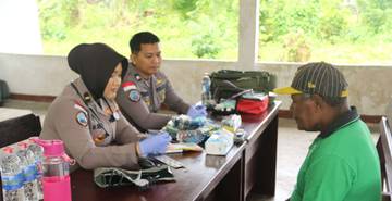 Satgas Ops Damai Cartenz Gelar Bakes Gratis 