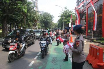 Brimob Metro Jaya Bagikan 5.000 Bendera Merah Putih 
