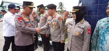 Kapolri Tinjau Gerakan Pangan Murah Di Kalbar
