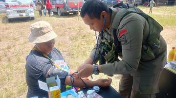 Satgas Ops Damai Cartenz Gelar Pelayanan Kesehatan 