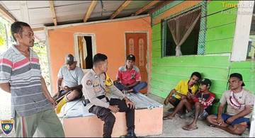 Bhabinkamtibmas Desa Tumbur Jalin Kedekatan Lewat Door to Door System ‎