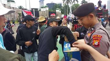 Aksi Simpatik, Polisi Bagikan Air Mineral Dan Roti 