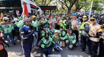 Komunitas Ojol Bagikan Mawar Untuk Polri Dan TNI