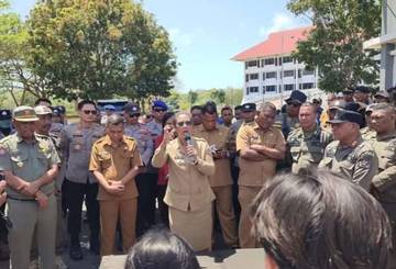Wabup Tanimbar Temui Peserta Demo Janji Perbaikan RSUD PP Magretty Ukurlaran