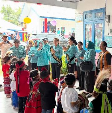  Ketua TP.PKK Provinsi Maluku Di SambutMeria di TKAnggrekSaumlaki.