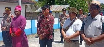  Mgr Seno Ngutra Disambut Meriah di Kelaan SaatKunjungan Kanonik ke Fordata