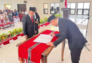 Bupati Kepulauan Tanimbar Lantik Brampi Moriolkosu Sebagai Sekda Tanimbar