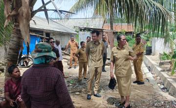 Bupati dan Wakil Bupat Tanimbar Lakukan Sidak di Desa Tumbur.   