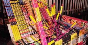 Penjual petasan kaki lima siap melayani kemeriahan natal