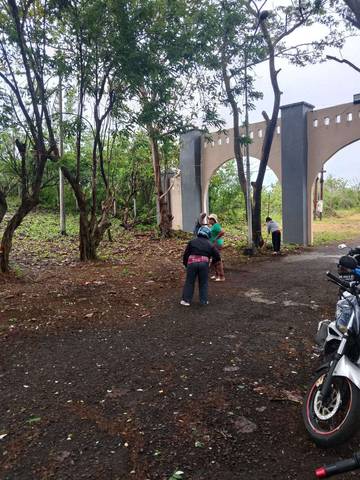 Paroki Mathias Saumlaki Bersihkan Area Patung Kristus Raja