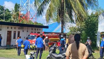 Pantang Menyerah, Tim Damkar Kota Tual Padamkan Api 